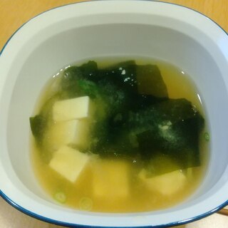 豆腐とわかめのシンプル味噌汁